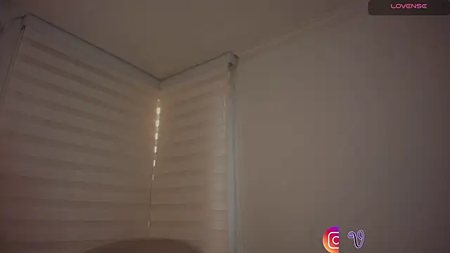 venusleroy  online show from October 21, 9:48 pm