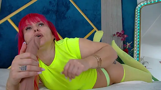 Snapshot of Foxxxy_MILF chatting on January 18, 5:11 am Foxxxy MILF online show from January 18, 5:11 am