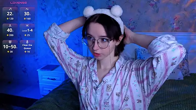 Snapshot of Nora_Failure chatting on December 4, 11:30 am Nora Failure online show from December 4, 11:30 am