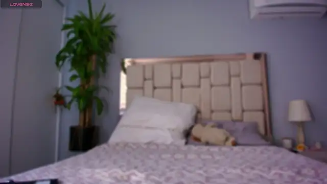 auroracaruso11 online show from January 9, 7:40 pm