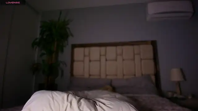 auroracaruso11 online show from January 22, 1:10 am