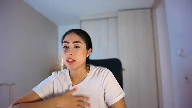 auroracaruso11 online show from July 24, 7:01 pm