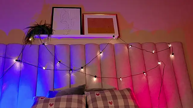 Snapshot of ParisFox_ chatting on February 3, 8:47 pm ParisFox online show from February 3, 8:47 pm