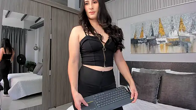 SaraGomez1 online show from May 22, 1:39 pm