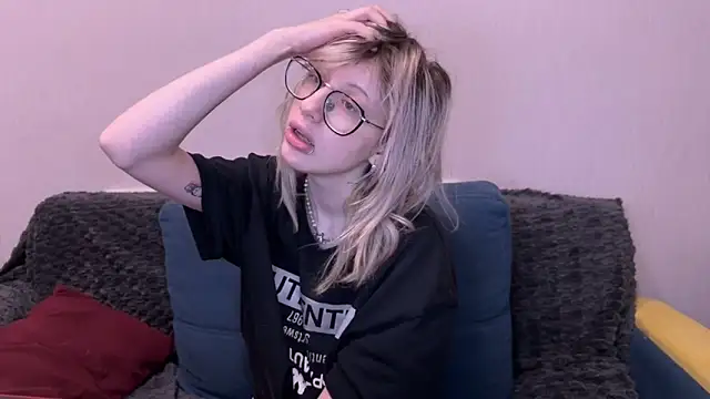 moundliicht1 online show from October 29, 8:32 pm