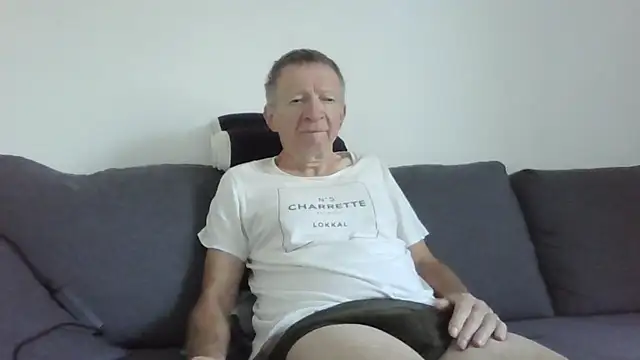Snapshot of naturiste974 chatting on June 7, 5:22 am naturiste974 online show from June 7, 5:22 am