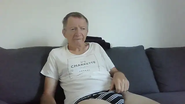 Snapshot of naturiste974 chatting on June 18, 5:30 am naturiste974 online show from June 18, 5:30 am