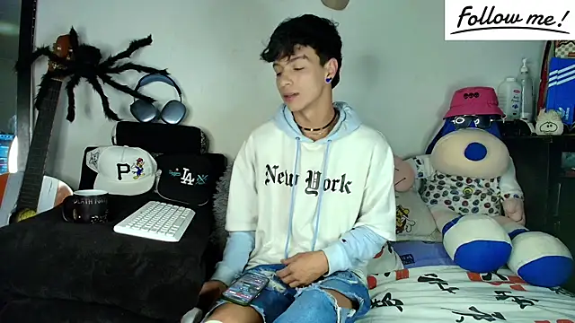 Snapshot of twink_sebas_ chatting on December 12, 5:10 am twink sebas online show from December 12, 5:10 am