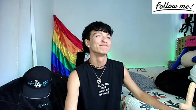 Snapshot of twink_sebas_ chatting on December 14, 3:04 pm twink sebas online show from December 14, 3:04 pm
