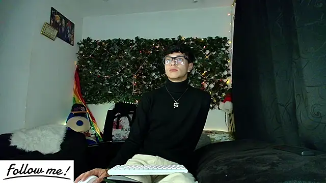 Snapshot of twink_sebas_ chatting on January 10, 5:05 am twink sebas online show from January 10, 5:05 am