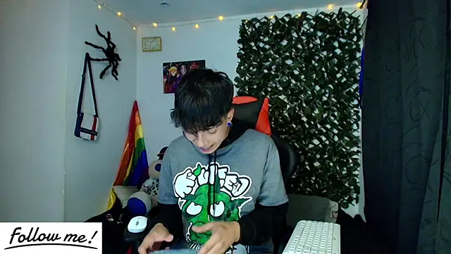 Snapshot of twink_sebas_ chatting on January 18, 12:35 am twink sebas online show from January 18, 12:35 am