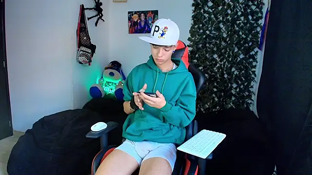Snapshot of twink_sebas_ chatting on February 8, 9:25 pm twink sebas online show from February 8, 9:25 pm