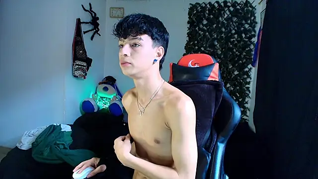 Snapshot of twink_sebas_ chatting on February 9, 3:34 pm twink sebas online show from February 9, 3:34 pm