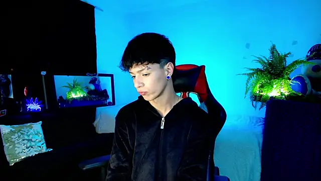 Snapshot of twink_sebas_ chatting on October 7, 5:04 am twink sebas online show from October 7, 5:04 am