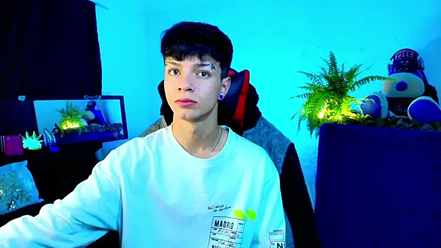 Snapshot of twink_sebas_ chatting on October 8, 4:43 am twink sebas online show from October 8, 4:43 am
