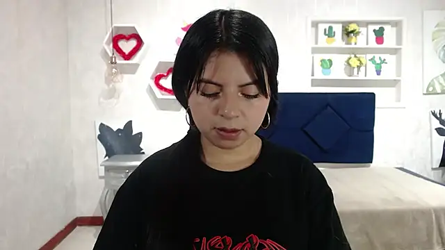 CarolineBrunx online show from October 6, 12:30 am