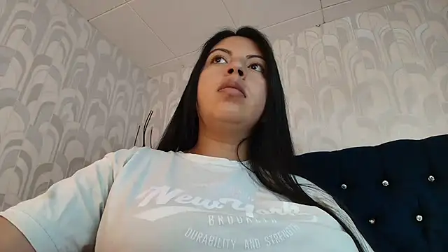 Snapshot of CarolineBrunx chatting on April 23, 10:01 pm CarolineBrunx online show from April 23, 10:01 pm