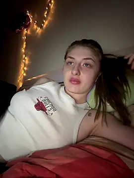 Snapshot of sexyy_girl_ chatting on December 17, 4:02 pm sexyy girl online show from December 17, 4:02 pm