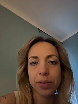 Snapshot of Annelibre chatting on February 1, 6:54 am Annelibre online show from February 1, 6:54 am