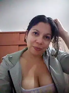 Snapshot of Carliina_Soussa chatting on February 28, 10:22 pm Carliina Soussa online show from February 28, 10:22 pm