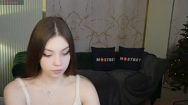 Snapshot of Beatrice_054 chatting on December 16, 8:31 am Beatrice 054 online show from December 16, 8:31 am