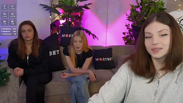 Snapshot of Beatrice_054 chatting on December 21, 11:44 am Beatrice 054 online show from December 21, 11:44 am