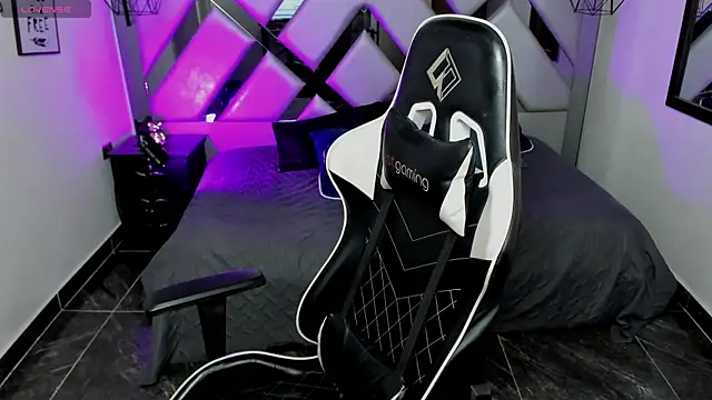 Nahomi-Hill online show from January 30, 1:11 am