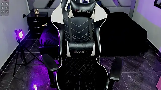 Nahomi-Hill online show from February 4, 10:45 pm