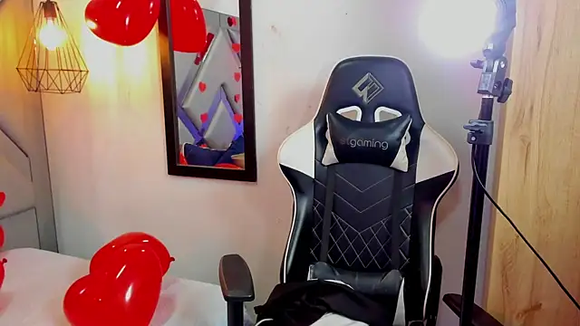 Nahomi-Hill online show from February 15, 4:14 am