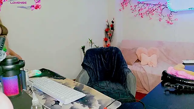 Snapshot of AustrianGirl99 chatting on July 17, 12:23 pm AustrianGirl99 online show from July 17, 12:23 pm