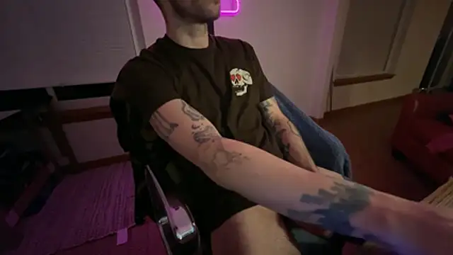 Snapshot of RuffClvb chatting on November 28, 1:30 am RuffClvb online show from November 28, 1:30 am