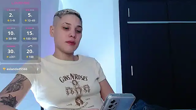 Snapshot of Charlee_pink chatting on December 4, 2:26 pm Charlee pink online show from December 4, 2:26 pm