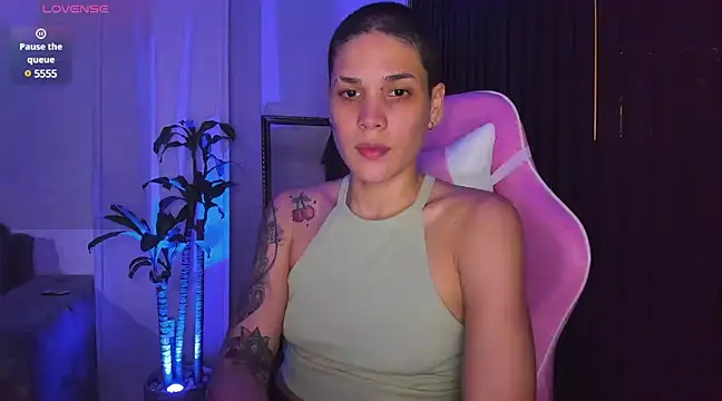 Snapshot of Charlee_pink chatting on January 4, 12:37 am Charlee pink online show from January 4, 12:37 am