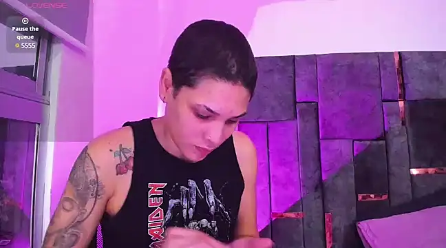 Snapshot of Charlee_pink chatting on February 13, 12:02 am Charlee pink online show from February 13, 12:02 am