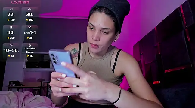 Snapshot of Charlee_pink chatting on February 18, 12:59 am Charlee pink online show from February 18, 12:59 am