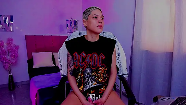 Snapshot of Charlee_pink chatting on October 2, 6:15 pm Charlee pink online show from October 2, 6:15 pm