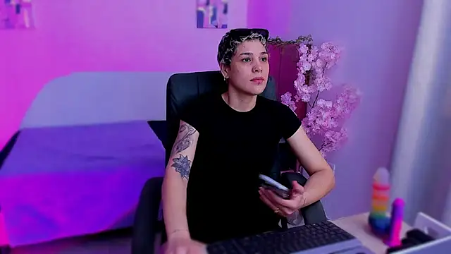 Charlee pink online show from November 28, 4:53 pm