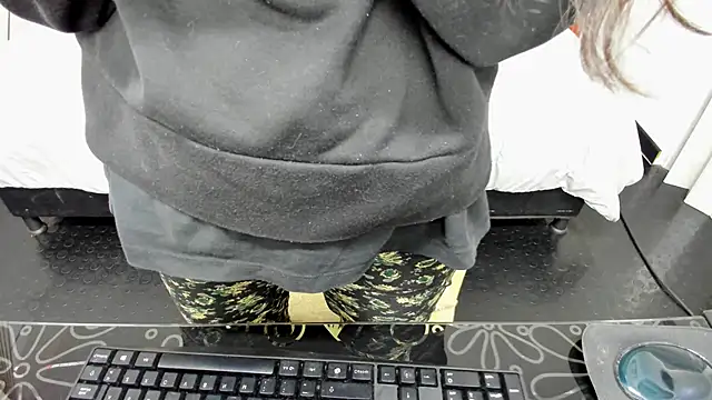 Abrillee1 online show from December 23, 7:30 pm