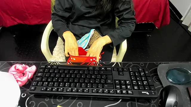 Abrillee1 online show from February 3, 7:42 pm