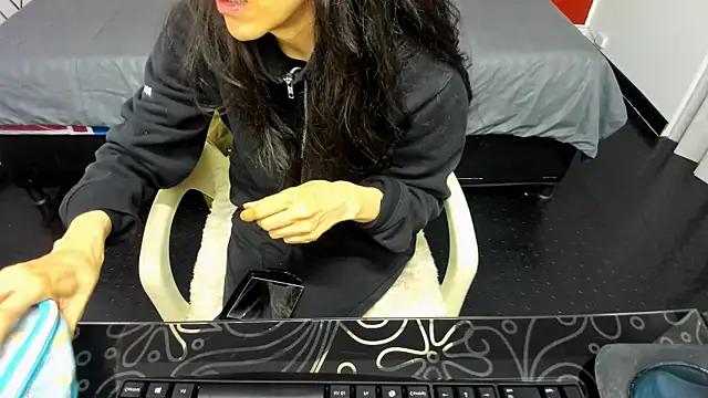 Abrillee1 online show from February 10, 7:49 pm