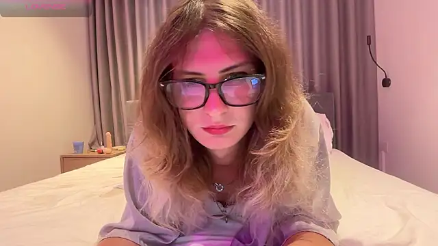 Snapshot of Alice_Pinkhead chatting on February 3, 6:51 am Alice Pinkhead online show from February 3, 6:51 am