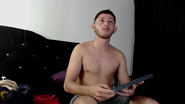 Snapshot of louis_bcasta1 chatting on January 31, 11:03 am louis bcasta1 online show from January 31, 11:03 am