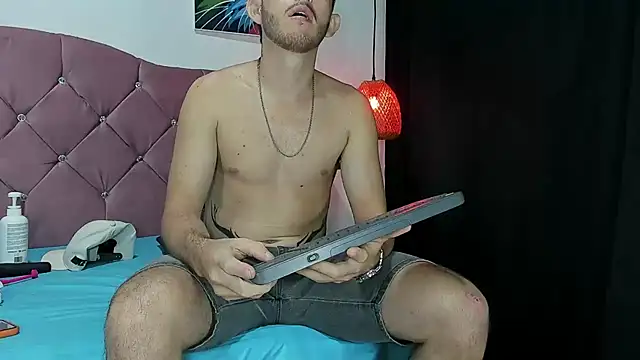 Snapshot of louis_bcasta1 chatting on February 8, 11:01 am louis bcasta1 online show from February 8, 11:01 am