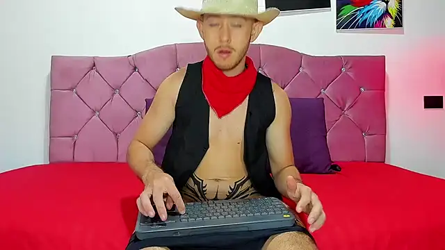 Snapshot of louis_bcasta1 chatting on February 12, 11:07 am louis bcasta1 online show from February 12, 11:07 am