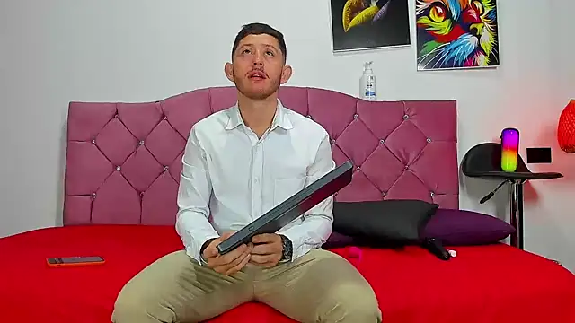 Snapshot of louis_bcasta1 chatting on February 14, 11:10 am louis bcasta1 online show from February 14, 11:10 am