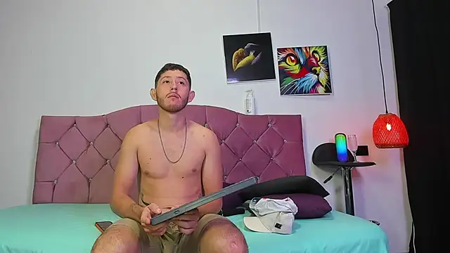 Snapshot of louis_bcasta1 chatting on February 17, 11:02 am louis bcasta1 online show from February 17, 11:02 am