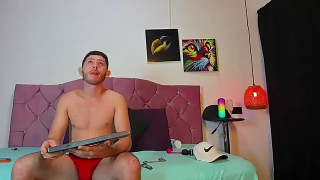 Snapshot of louis_bcasta1 chatting on February 21, 11:01 am louis bcasta1 online show from February 21, 11:01 am