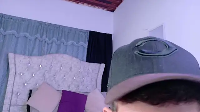 Snapshot of louis_bcasta1 chatting on February 28, 11:47 am louis bcasta1 online show from February 28, 11:47 am