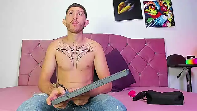 Snapshot of louis_bcasta1 chatting on March 2, 11:07 am louis bcasta1 online show from March 2, 11:07 am