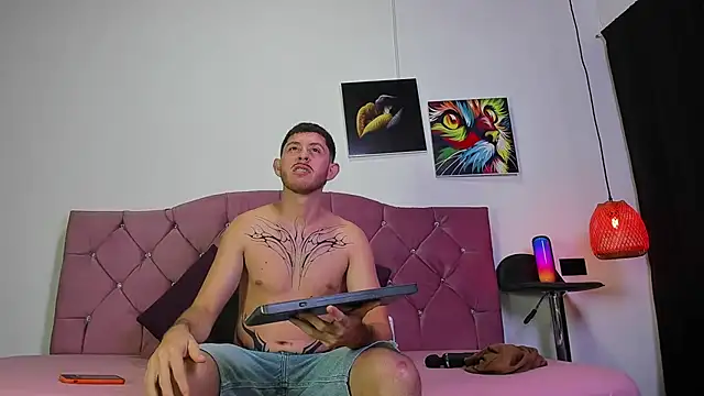 Snapshot of louis_bcasta1 chatting on March 3, 11:00 am louis bcasta1 online show from March 3, 11:00 am